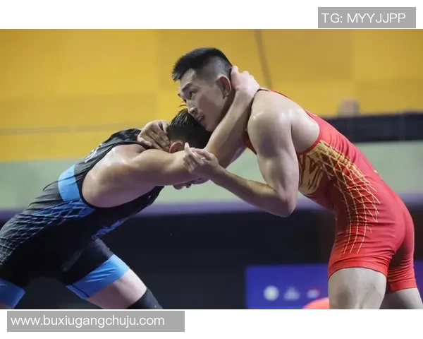 足球明星与摔角的激情碰撞高清壁纸尽享运动魅力与视觉盛宴